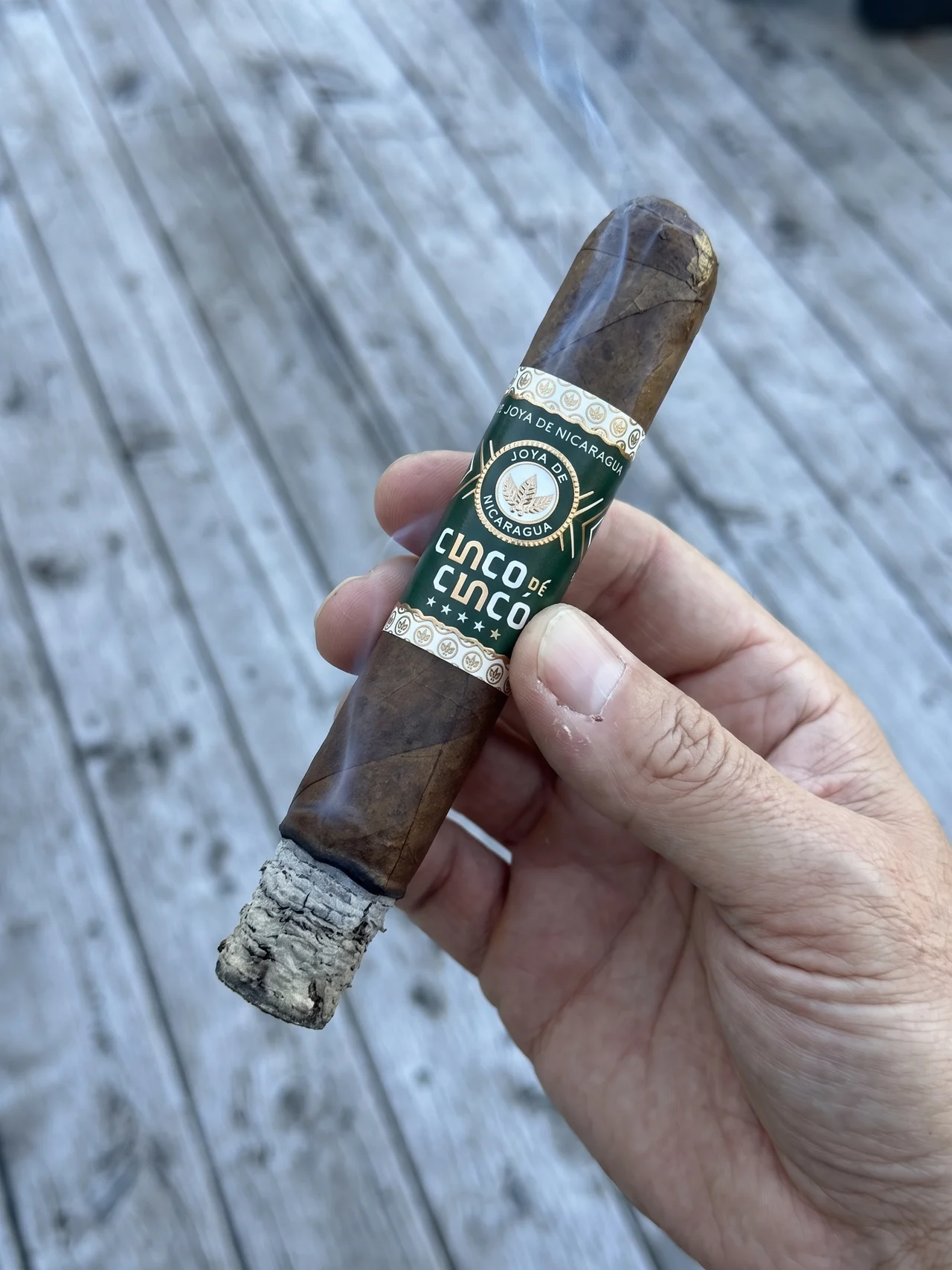 JOYA DE NICARAGUA CINCO DE CINCO TORO 6&times;52 - in hand on the porch