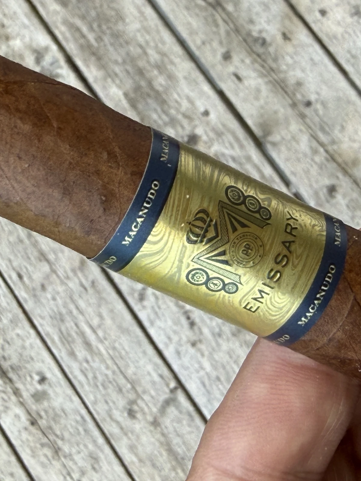 MACANUDO EMISSARY FRANCE ROBUSTO 5×52 held in hand on the porch